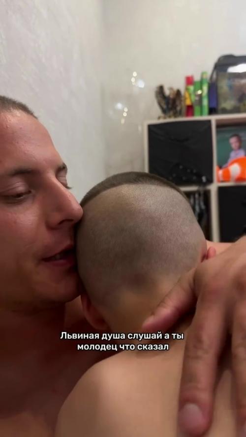 Ребёнок катался на велосипеде и случайно врезался в припаркованную машину. 07