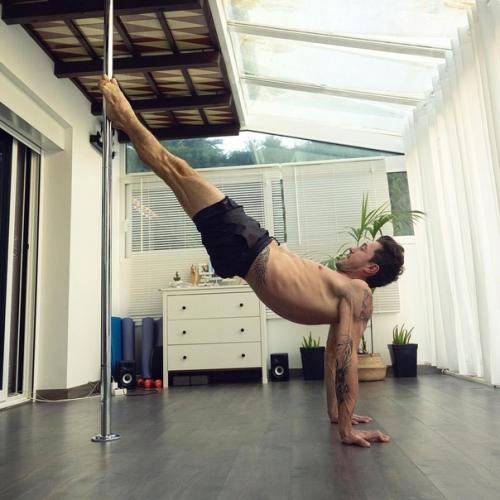 35-Летний Александр Щукин - один из самых титулованных мужчин - пол - дансеров. 02