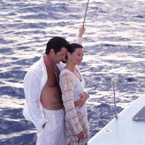 Пирс броснан, известный по роли Джеймса Бонда, показывает, что истинная любовь выходит за рамки внешности. 01