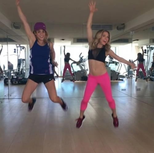 Всем бы в 45 выглядеть как Шакира и вести такой активный образ жизни. 04