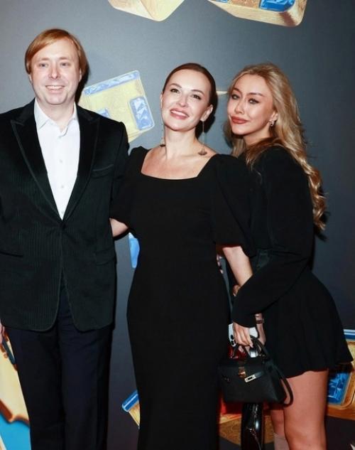 18-Летняя внучка Александра маслякова, руководителя и ведущего телепередачи КВН, задумалась о том, чтобы стать новой ведущей. 02