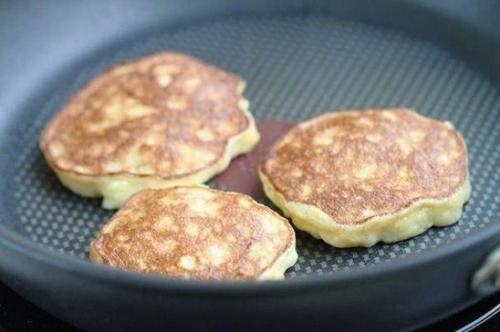 Банановые оладьи. На 100 грамм - 115. 04