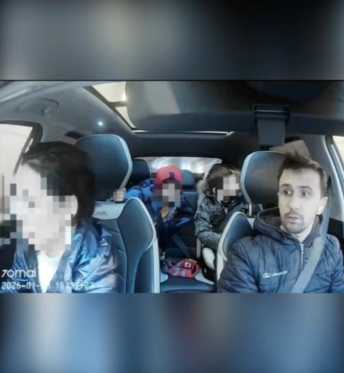 В Москве женщина едва не выбросилась из такси во время движения.

