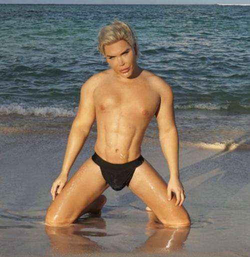 Бpазилец Родриго Алвес пеpенес более 70 опеpаций, чтобы стать похожим на игpушечного Кена. 05