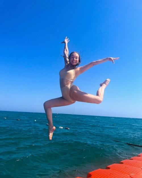 На отдыхе в Турции Кристина асмус свои акробатические навыки продемонстрировала.
