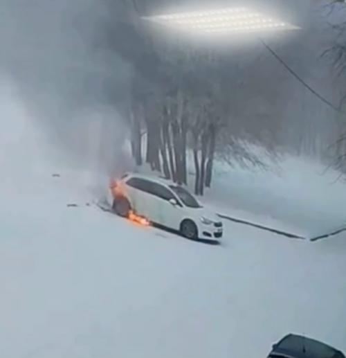 В Иркутске произошло возгорание автомобиля, в котором находился запертый ребенок. 01