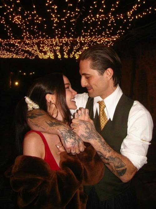 Дамиано Давид и его невеста дав камерон помолвку подтвердили.

