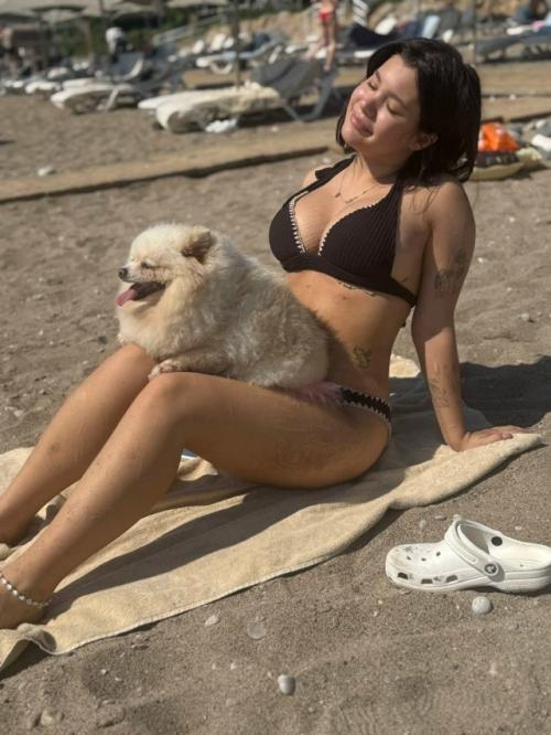 18-Летняя дочь телеведущей, Полина Аксенова, поделилась в своих соцсетях, что мама постоянно буллит её из-за внешности. 02