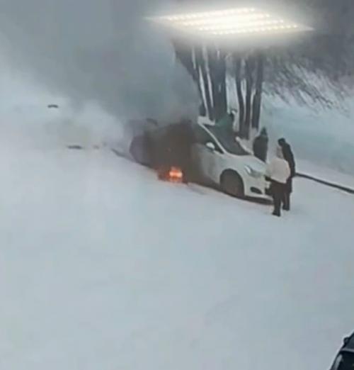 В Иркутске произошло возгорание автомобиля, в котором находился запертый ребенок. 

