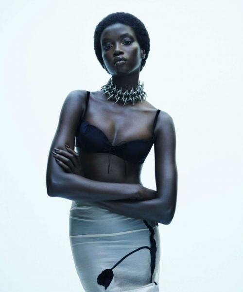 Пока мир видел подиумы, обложки и громкие титулы, Анок яй проживала совсем другую реальность - тихую и изнуряющую борьбу за жизнь. 01