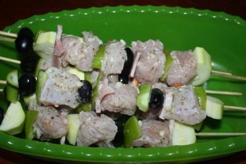 Шашлычки из индейки с овощами и маслинами. 05