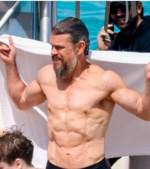 Мэтт Деймон для роли должен был добиться худощавого, но поджарого телосложения.

