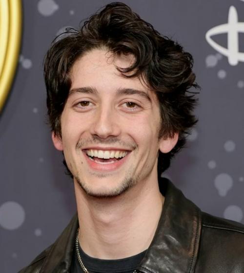 Рапунцель воплотит актриса Тиган крофт, известная по сериалу Титаны, а роль флинна - майло майнхэйм (зомби). 02