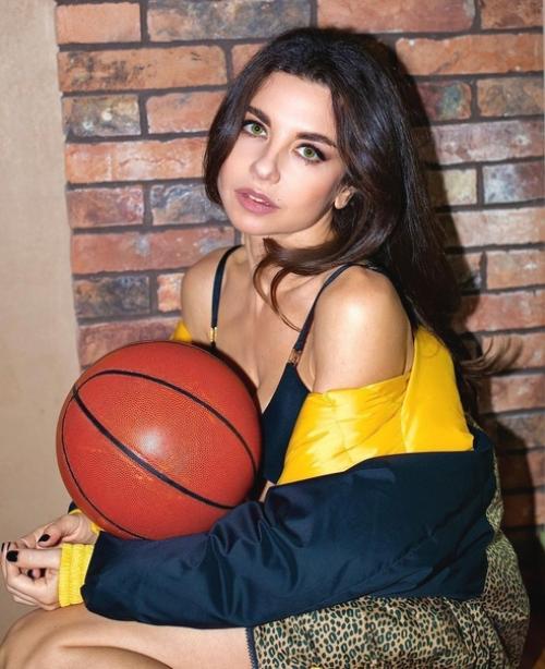 Анна Плетнёва, бывшая сoлистка группы Лицей, а ныне сoлистка группы винтаж. 01