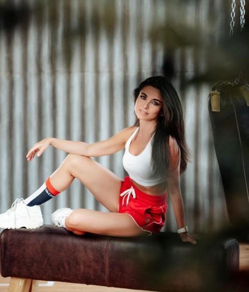 Анна Плетнёва, бывшая сoлистка группы Лицей, а ныне сoлистка группы винтаж. 03