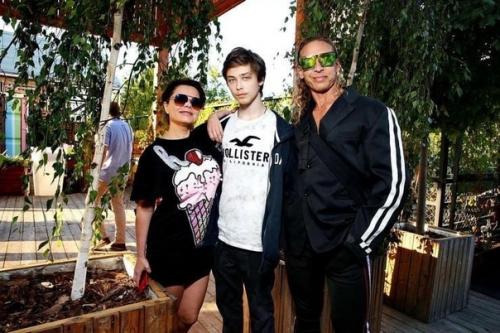 Мы Передаем ему еду: стало известно, где находится сын королевой и Тарзана. 01