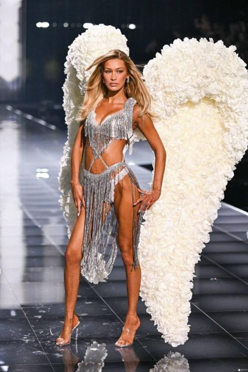 В Нью-йорке состоялось знаменитое шоу ангелов Victoria's Secret. 04