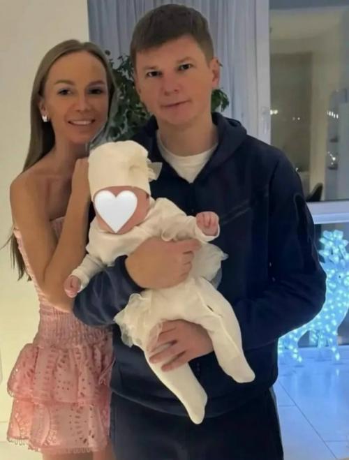 Недавно стало известно, что гражданская жена Андрея Аршавина подала в суд, чтобы уменьшить сумму алиментов на детей из прошлых браков.

