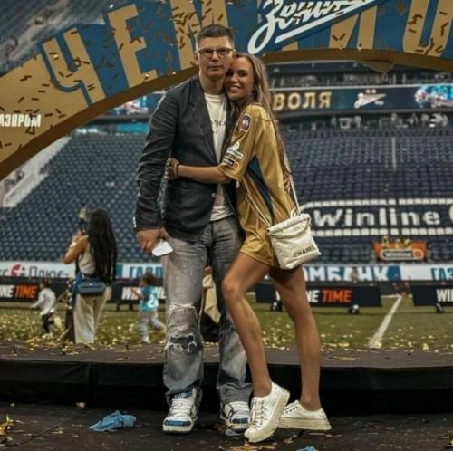 Недавно стало известно, что гражданская жена Андрея Аршавина подала в суд, чтобы уменьшить сумму алиментов на детей из прошлых браков. 01