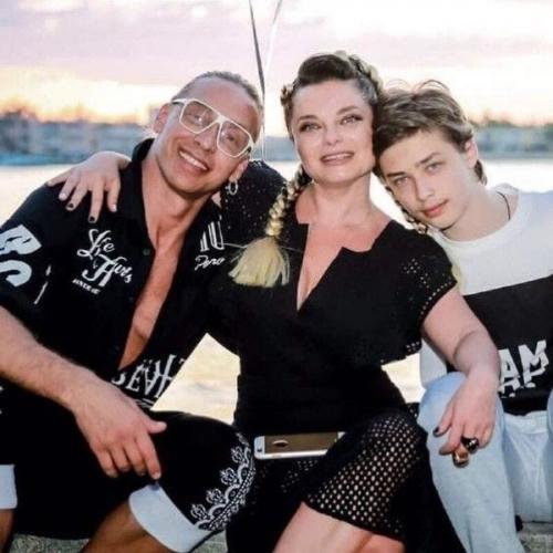 Мы Передаем ему еду: стало известно, где находится сын королевой и Тарзана. 02