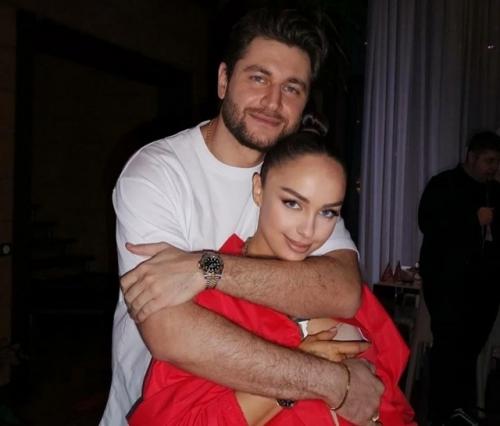 То, что мы остались вместе, это полностью его заслуга. 01