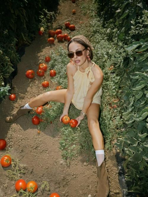 Многодетная мать Саша зверева демонстрирует перерастянутую кожу и канаты мышц.
