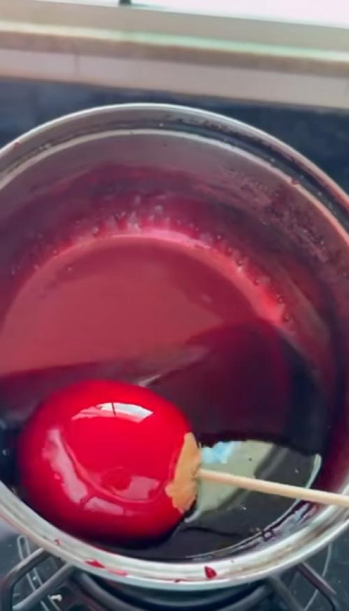 Карамель на палочке.

Парень решил поэкспериментировать и обмакнул луковицу на палочке в карамель, думая, что получится десерт мечты.  