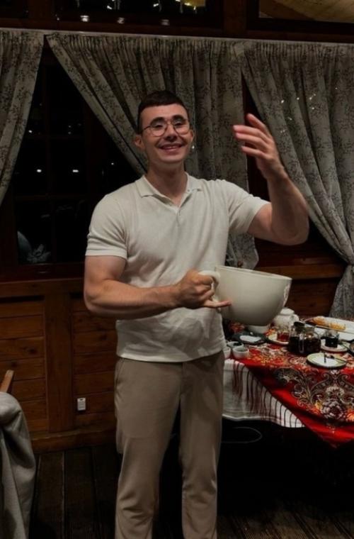 Топ - армрестлер акимбо показал свои руки. 02