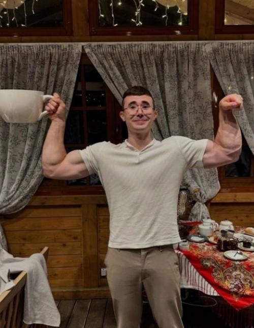 Топ - армрестлер акимбо показал свои руки. 01