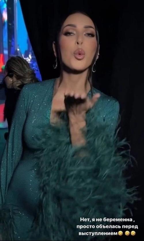 Алсу объяснила, почему у нее выпирает живот в облегающих платьях. 02