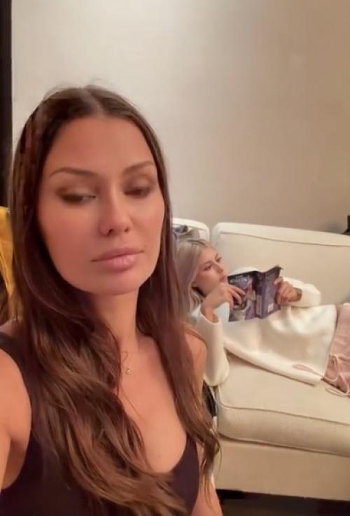 Энджи учится читать на русском.  