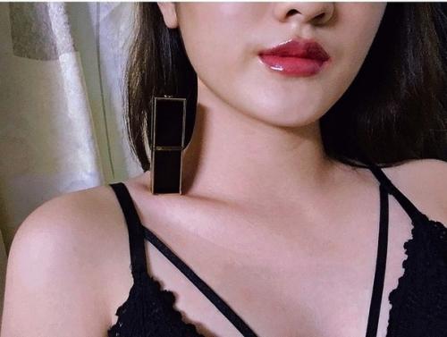 Китайская актриса показала свой навык и запустила челлендж, проверяющий худобу. 02