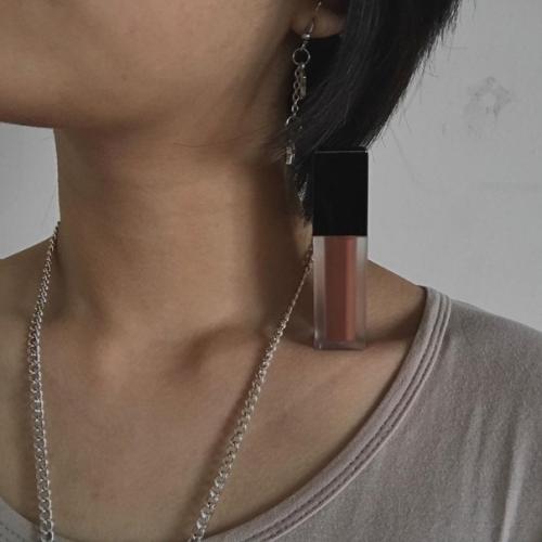 Китайская актриса показала свой навык и запустила челлендж, проверяющий худобу. 03