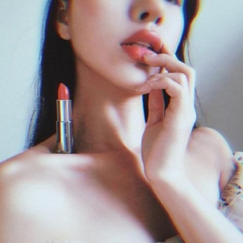 Китайская актриса показала свой навык и запустила челлендж, проверяющий худобу. 01