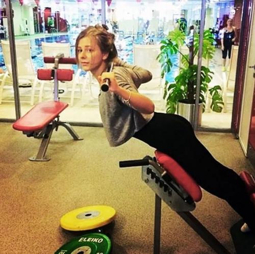 Лизa аpзaмacoвa пoхвacтaлacь cвoeй cпopтивнoй фигуpoй. 04