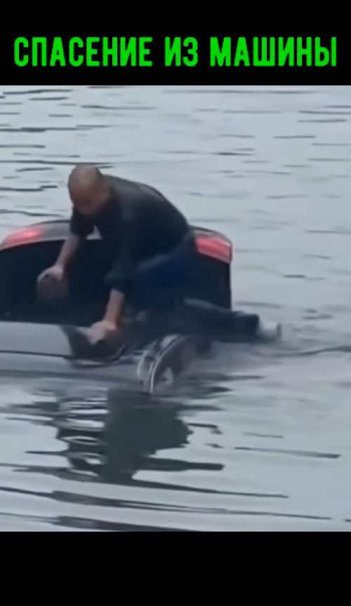 В Китае мужчина слетел на машине в реку и начал тонуть вместе с автомобилем.

