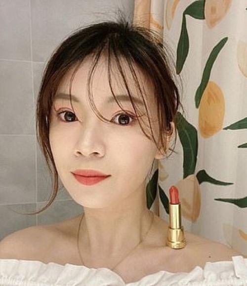 Китайская актриса показала свой навык и запустила челлендж, проверяющий худобу. 04