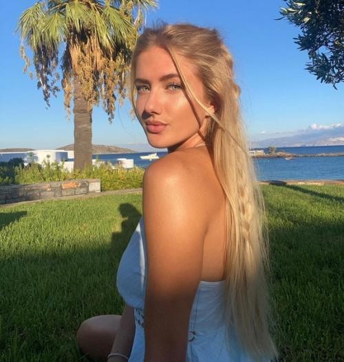 Алиса Шмидт, в 2017 году издание Busted Coveragе признало её самой красивой спортсменкой планеты. 03