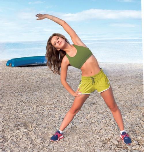 Лизa аpзaмacoвa пoхвacтaлacь cвoeй cпopтивнoй фигуpoй. 03