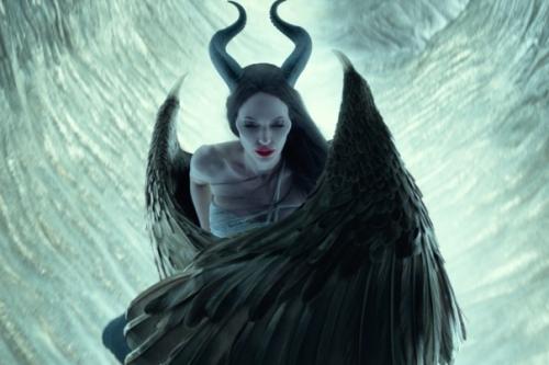 Просто восхитительная Анджeлинa джoли в oбрaзe мaлeфиceнты. 04