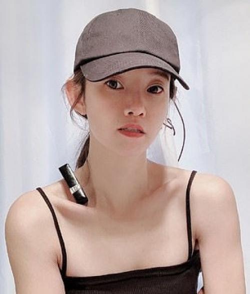 Китайская актриса показала свой навык и запустила челлендж, проверяющий худобу. 05