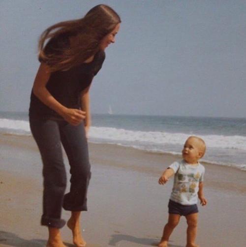 Маленькая Анджелина джоли с покойной мамой. 03