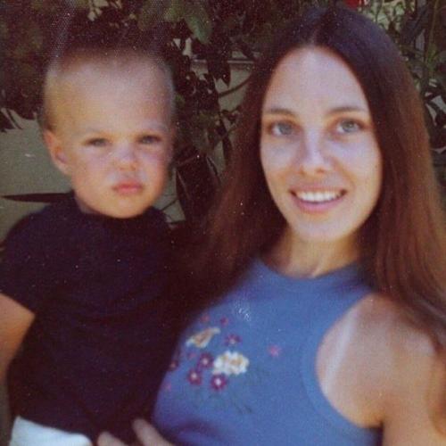 Маленькая Анджелина джоли с покойной мамой. 01