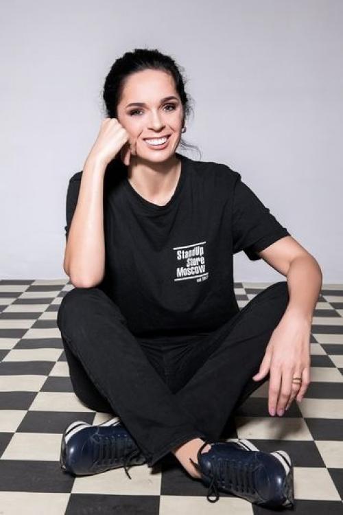 Юлечка Ахмедова призналась, что больше всего в жизни любит шоколад. 04