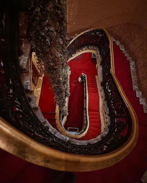 Парадная лестница во дворце Елисеевых. 04