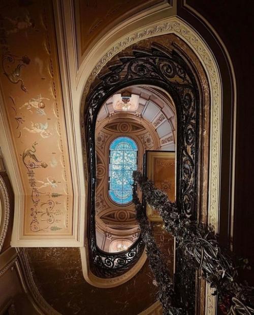 Парадная лестница во дворце Елисеевых. 03