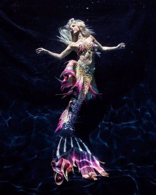 35-Летняя Ханна фрейзер работает русалкой в аквариуме города Сиднея. 06