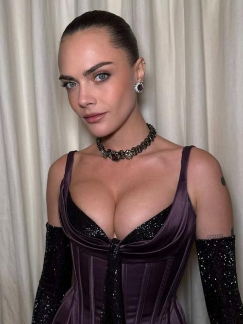 Кара делевинь блистала на премьере Грозового Перевала, выбрав смелый образ с акцентом на декольте. 01