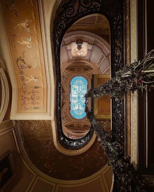 Парадная лестница во дворце Елисеевых. 01