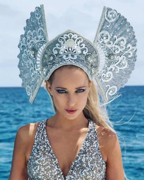 35-Летняя Ханна фрейзер работает русалкой в аквариуме города Сиднея. 03